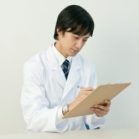 カルテを書く医師