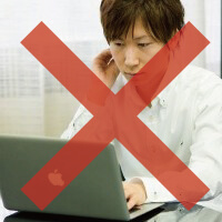 PCのモニター位置は目線の高さに