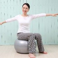 バランスボールでストレッチをする女性