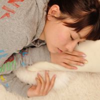 ぐっすり寝る女性
