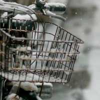 雪が積もった自転車