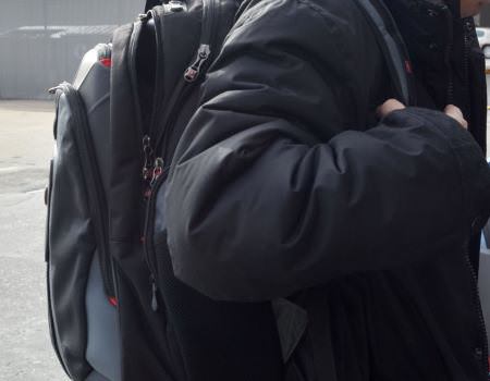 リュックを背負う男性