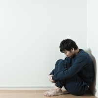 落ち込む男性