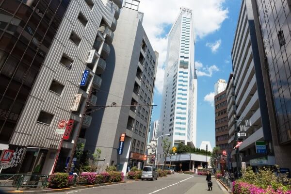 真夏のオフィス街