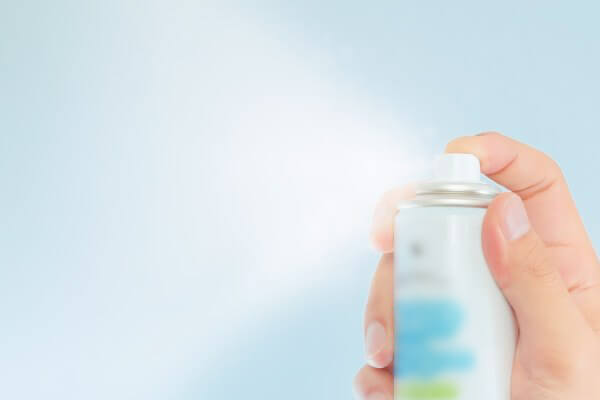 冷却スプレーをシュッ