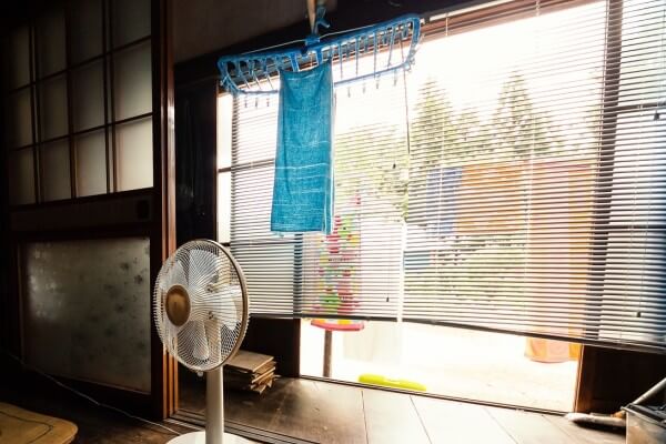 スダレを下げた夏の民家