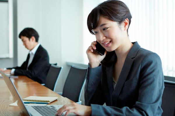 髪は髪留めで留めておく