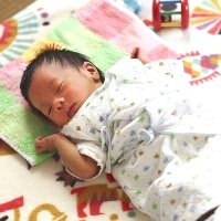 眠る赤ちゃん