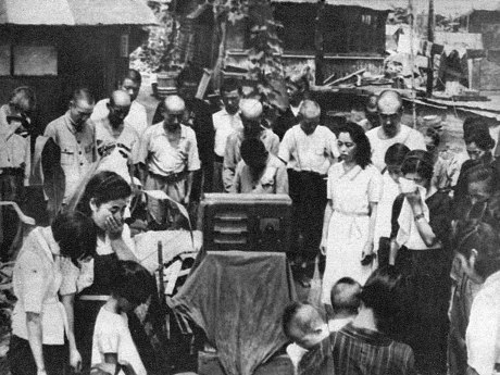 玉音放送を聞く民衆