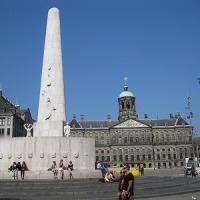 ダム広場と戦没者記念碑