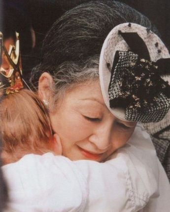 少女を抱きしめになる皇后陛下