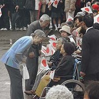 お出迎えの人たちに声をおかけになる両陛下