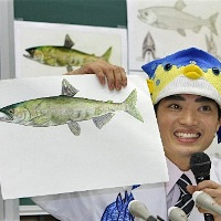 クニマスの絵を掲げるさかなクン