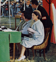 苗をお手植えになる陛下