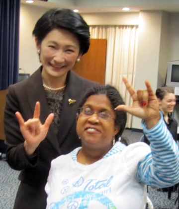 入所者と手話でI love youのポーズをとられる妃殿下