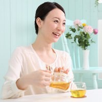 お茶を淹れる女性